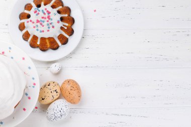 Geleneksel Paskalya pastası rengarenk krema ve şekerlerle süslenmiş, neşeli ruhu sembolize ediyor. Paskalya kutlamaları, brunch 'lar ya da tatil masası için süs olarak mükemmel.