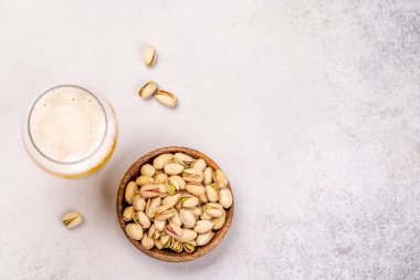 Taze fıstıklar, canlı yeşil renkleri ve eşsiz dokuları sergileniyor. Atıştırmak ya da bira ile süslenmek için mükemmel.