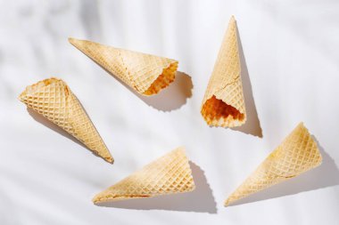 Beyaz arka planda serinletici bir dondurma külahı, neşeli ve yaz havası yayıyor.