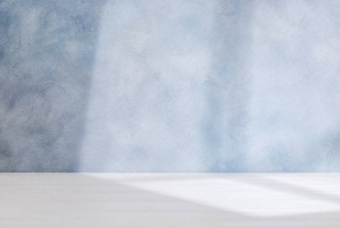 Tahta masa ve güneş ışığı duvarı, ürün modelleme arka plan şablonu