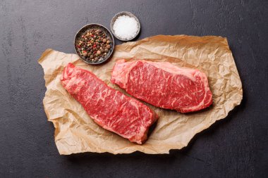 Çiğ mermer çizgili biftek, taze, zengin, pişirmeye hazır. Düz yatıyordu