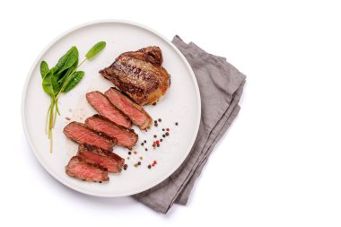 Beyaz arka planda izole edilmiş sulu ve yumuşak bir dokusu olan mükemmel pişirilmiş çizgili biftek. Biftek ve şarap aşıkları için gurme yemeği