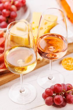 Çeşitli peynirler, taze üzümler, prosciutto ve şaraptan oluşan nefis bir düzenleme gurme yemek deneyimi için zarif bir gösteri yaratıyor. Şarap ve peynir aşıkları için mükemmel.