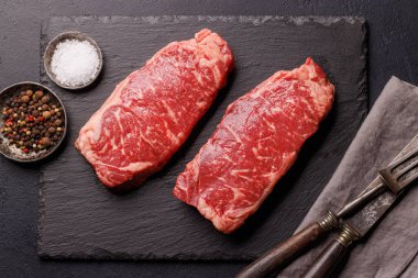 Çiğ mermer çizgili biftek, taze, zengin, pişirmeye hazır. Düz yatıyordu