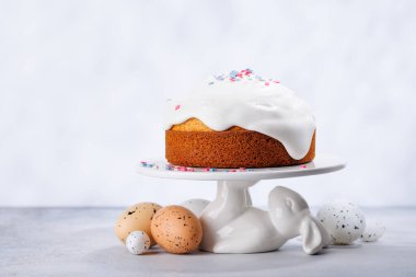 Geleneksel Paskalya pastası rengarenk krema ve şekerlerle süslenmiş, neşeli ruhu sembolize ediyor. Paskalya kutlamaları, brunch 'lar ya da tatil masası için süs olarak mükemmel.