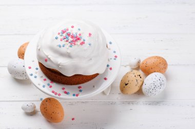 Geleneksel Paskalya pastası rengarenk krema ve şekerlerle süslenmiş, neşeli ruhu sembolize ediyor. Paskalya kutlamaları, brunch 'lar ya da tatil masası için süs olarak mükemmel.
