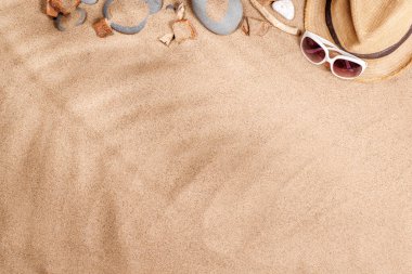 Yumuşak plaj kumları, ince palmiye yaprağı gölgeleri ve şık bir güneş şapkası olan tropik bir yaz arkaplanı sıcak ve rahatlatıcı bir deniz havası uyandırıyor.