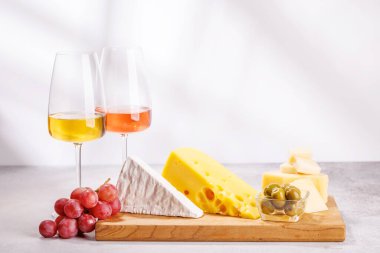 Çeşitli peynirler, taze üzümler ve şaraptan oluşan nefis bir düzenleme gurme yemek deneyimi için zarif bir gösteri yaratıyor. Şarap ve peynir aşıkları için mükemmel.