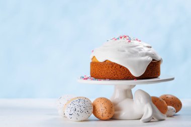 Geleneksel Paskalya pastası rengarenk krema ve şekerlerle süslenmiş, neşeli ruhu sembolize ediyor. Paskalya kutlamaları, brunch 'lar ya da tatil masası için süs olarak mükemmel.