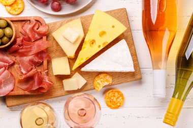 Çeşitli peynirler, taze üzümler, prosciutto ve şaraptan oluşan nefis bir düzenleme gurme yemek deneyimi için zarif bir gösteri yaratıyor. Şarap ve peynir aşıkları için mükemmel.