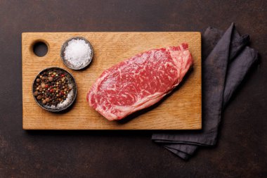 Çiğ mermer çizgili biftek, taze, zengin, pişirmeye hazır. Düz yatıyordu