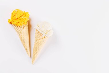 Beyaz arka planda serinletici bir dondurma külahı, neşeli ve yaz havası yayıyor.