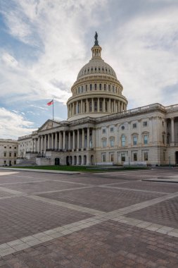 Büyük kubbesi ve neoklasik mimarisi ile ayakta duran Amerikan demokrasisinin simgesi olan sembolik Birleşik Devletler Kongre Binası.
