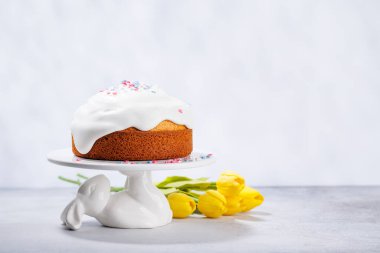 Geleneksel Paskalya pastası rengarenk krema ve şekerlerle süslenmiş, neşeli ruhu sembolize ediyor. Paskalya kutlamaları, brunch 'lar ya da tatil masası için süs olarak mükemmel.