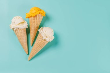 Canlı bir arka planda serinletici bir dondurma külahı, neşeli ve yaz havası yayıyor.