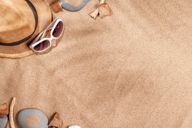 Yumuşak plaj kumları, ince palmiye yaprağı gölgeleri ve şık bir güneş şapkası olan tropik bir yaz arkaplanı sıcak ve rahatlatıcı bir deniz havası uyandırıyor.