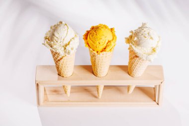 Beyaz arka planda serinletici bir dondurma külahı, neşeli ve yaz havası yayıyor.