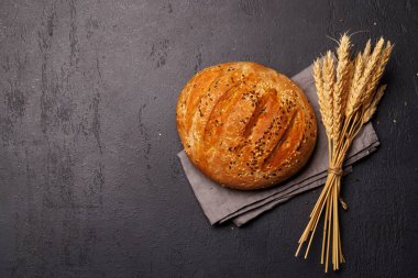 Bir somun taze ev yapımı ekmek. Altın kabuklu, yumuşak, havadar bir dokuya sahip. Sıcak ve davetkar bir koku yayıyor.