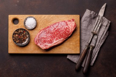 Çiğ mermer çizgili biftek, taze, zengin, pişirmeye hazır. Düz yatıyordu