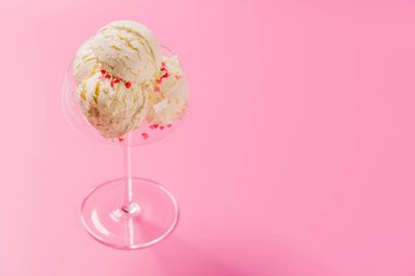 Yumuşak pembe arka planda kalp şeklinde dekorla süslenmiş, sevgi ve tatlılığı sembolize eden büyüleyici bir dondurma. Sevgililer Günü kutlamaları için mükemmel.