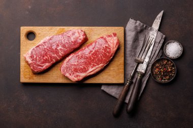 Çiğ mermer çizgili biftek, taze, zengin, pişirmeye hazır. Düz yatıyordu