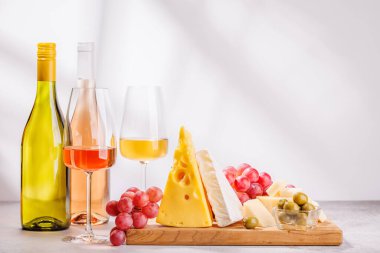 Çeşitli peynirler, taze üzümler ve şaraptan oluşan nefis bir düzenleme gurme yemek deneyimi için zarif bir gösteri yaratıyor. Şarap ve peynir aşıkları için mükemmel.