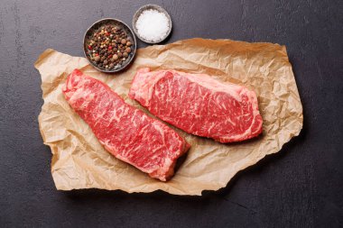 Çiğ mermer çizgili biftek, taze, zengin, pişirmeye hazır. Düz yatıyordu