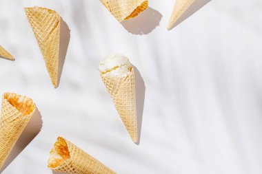 Beyaz arka planda serinletici bir dondurma külahı, neşeli ve yaz havası yayıyor.