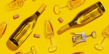 Beyaz şarap kadehleri ve şişeleriyle pürüzsüz, düz bir zemin oluşturarak parlak ve zarif bir görüntü oluşturdu.