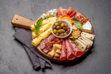 Çeşitli peynir ve etlerden oluşan bir seçim. Antipasto yaymak için mükemmel, çeşitli lezzet ve dokular sergiliyor.