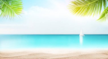 Önünde palmiye yaprakları olan sakin bir deniz manzarası ve sıcak güneş ışığı altında ufukta süzülen bir yelkenli.