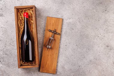Kırsal ahşap bir kutunun içine zarif bir şekilde yerleştirilmiş kırmızı şarap şişesi klasik ve sofistike bir sunum oluşturuyor. Şarap severler, hediye paketleri ya da kiler için mükemmel.