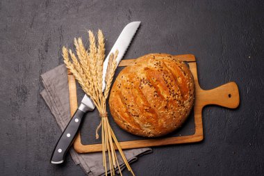 Bir somun taze ev yapımı ekmek. Altın kabuklu, yumuşak, havadar bir dokuya sahip. Sıcak ve davetkar bir koku yayıyor.