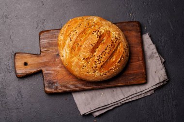 Bir somun taze ev yapımı ekmek. Altın kabuklu, yumuşak, havadar bir dokuya sahip. Sıcak ve davetkar bir koku yayıyor.