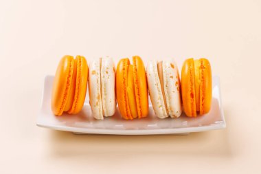 Yumuşak kabuklu ve kremalı taze badem kurabiyelerinden oluşan enfes bir karışım. Bu renkli Fransız hamur işleri tatlı, hediye ya da tatlı ikram için mükemmeldir.