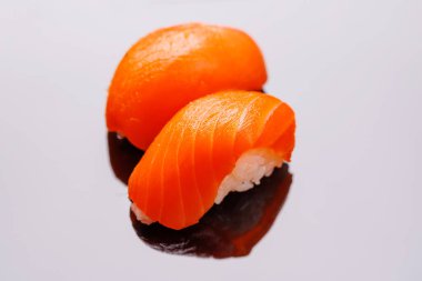 Somon balığı güzel düzenlenmiş, taze malzemeler ve canlı renkler içeren, temiz siyah bir arka planda.