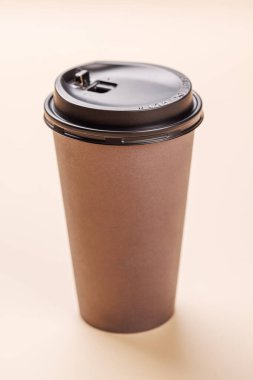 Basit ve şık bir kağıt kahve fincanı. Paket içecekler için mükemmel. Kahve, çay ya da sıcak çikolata gibi minimalist ve modern tasarım içeren sıcak içecekler için idealdir.