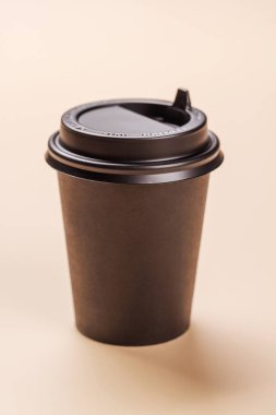 Basit ve şık bir kağıt kahve fincanı. Paket içecekler için mükemmel. Kahve, çay ya da sıcak çikolata gibi minimalist ve modern tasarım içeren sıcak içecekler için idealdir.