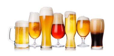 Farklı tipte biralarla dolu, beyaz arka planda izole edilmiş çeşitli bira bardakları. Bira, bar ve içecek endüstrisi sunumları için mükemmel bir konsept.