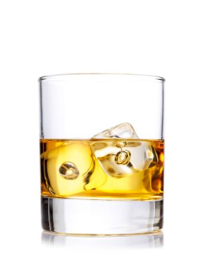 Altın kehribar viskiyle dolu klasik bir viski bardağı, temiz beyaz arka planda.