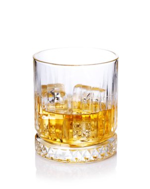 Altın kehribar viskiyle dolu klasik bir viski bardağı, temiz beyaz arka planda.