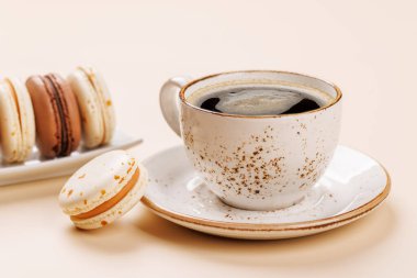 Taze demlenmiş kahve ve lezzetli kurabiyelerin harika bir kombinasyonu zengin aroma ve tatlı hoşgörü dengesi oluşturuyor. Kahvaltı için ideal, öğleden sonra çayı, ya da sıcak bir mola.