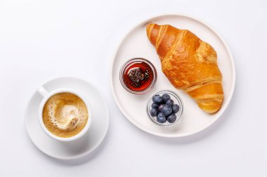 Taze pişmiş kruvasan, olgun böğürtlen, tatlı reçel ve bir fincan sıcak kahve mükemmel bir kahvaltı ya da kahvaltı anı yaratır.