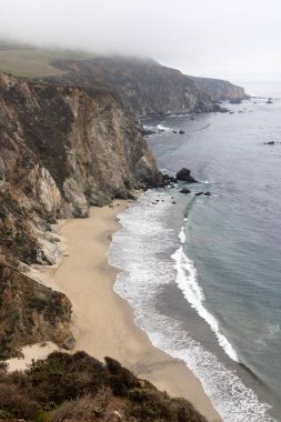 Büyüleyici bir kıyı manzarası. Muhteşem okyanusu barındırıyor. California State Route 1 boyunca.