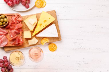 Çeşitli peynirler, taze üzümler, prosciutto ve şaraptan oluşan nefis bir düzenleme gurme yemek deneyimi için zarif bir gösteri yaratıyor. Şarap ve peynir aşıkları için mükemmel.