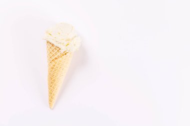 Beyaz arka planda serinletici bir dondurma külahı, neşeli ve yaz havası yayıyor.