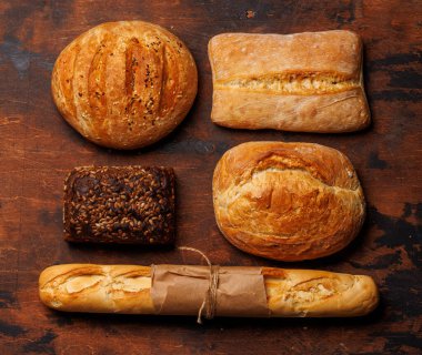 Farklı dokular, şekiller ve kırıntılar sergilenen, fırın ya da ev yapımı ekmek konsepti için mükemmel bir çeşit taze ekmek.