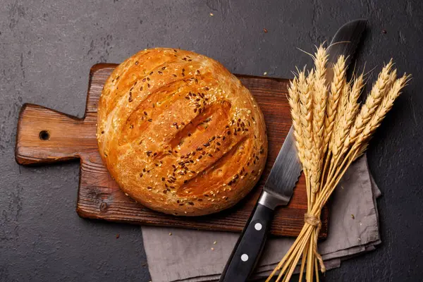 Bir somun taze ev yapımı ekmek. Altın kabuklu, yumuşak, havadar bir dokuya sahip. Sıcak ve davetkar bir koku yayıyor.