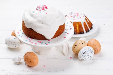Geleneksel Paskalya pastası rengarenk krema ve şekerlerle süslenmiş, neşeli ruhu sembolize ediyor. Paskalya kutlamaları, brunch 'lar ya da tatil masası için süs olarak mükemmel.