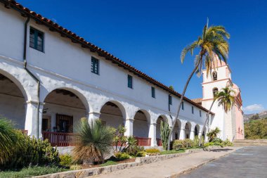 Misyonların Kraliçesi olarak bilinen tarihi Santa Barbara Misyonu, İspanyol sömürge mimarisi, ikiz çan kuleleri ve güzel gül bahçesi ile görkemli bir şekilde ayakta duruyor.